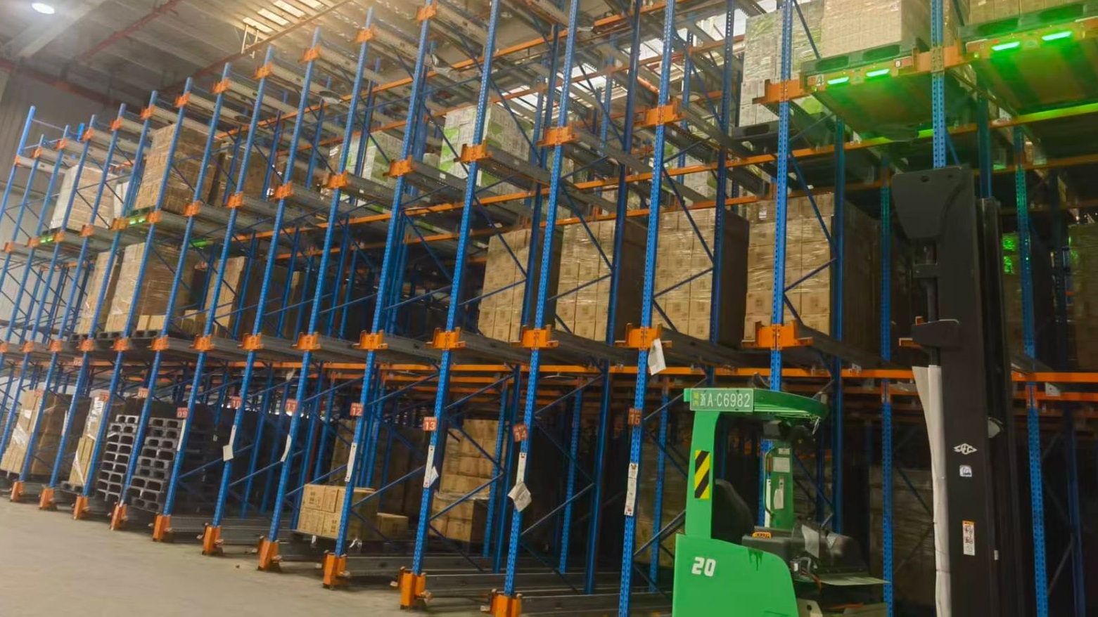 Sistem penyimpanan cerdas semi-otomatis yang dikendalikan melalui remote control untuk mempercepat proses handling barang secara aman. Didukung manajemen material cadangan (spare material) terstruktur guna menjamin keberlanjutan operasional gudang tanpa hambatan.
